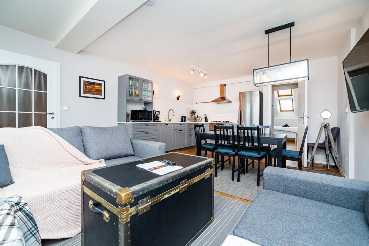 Central, Spacious, Modern 5 Bedrm Duplex W/Balcony Prague Exterior photo