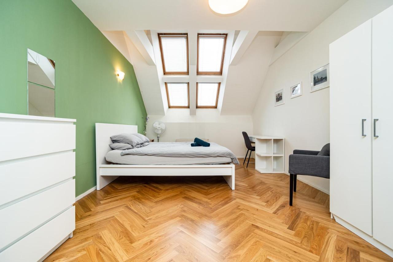 Central, Spacious, Modern 5 Bedrm Duplex W/Balcony Prague Exterior photo