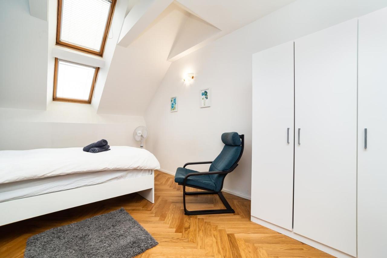 Central, Spacious, Modern 5 Bedrm Duplex W/Balcony Prague Exterior photo