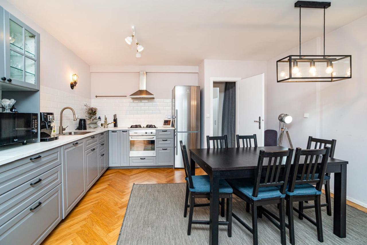 Central, Spacious, Modern 5 Bedrm Duplex W/Balcony Prague Exterior photo